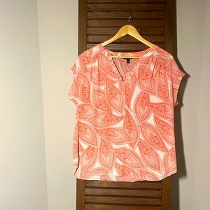 Banana Republic Red and white print short sleeve blouse. Size medium